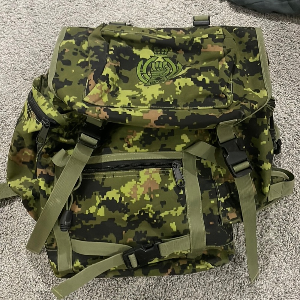 Military back pack , Canadian dragoons logo. Great Used condition.